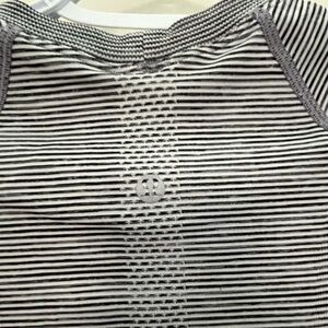 Lululemon Swiftly Tech Short-Sleeve Shirt 2.0
Hip Length